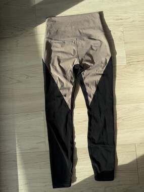 WISKII Color Block High-Waisted Leggings in Taupe and Black